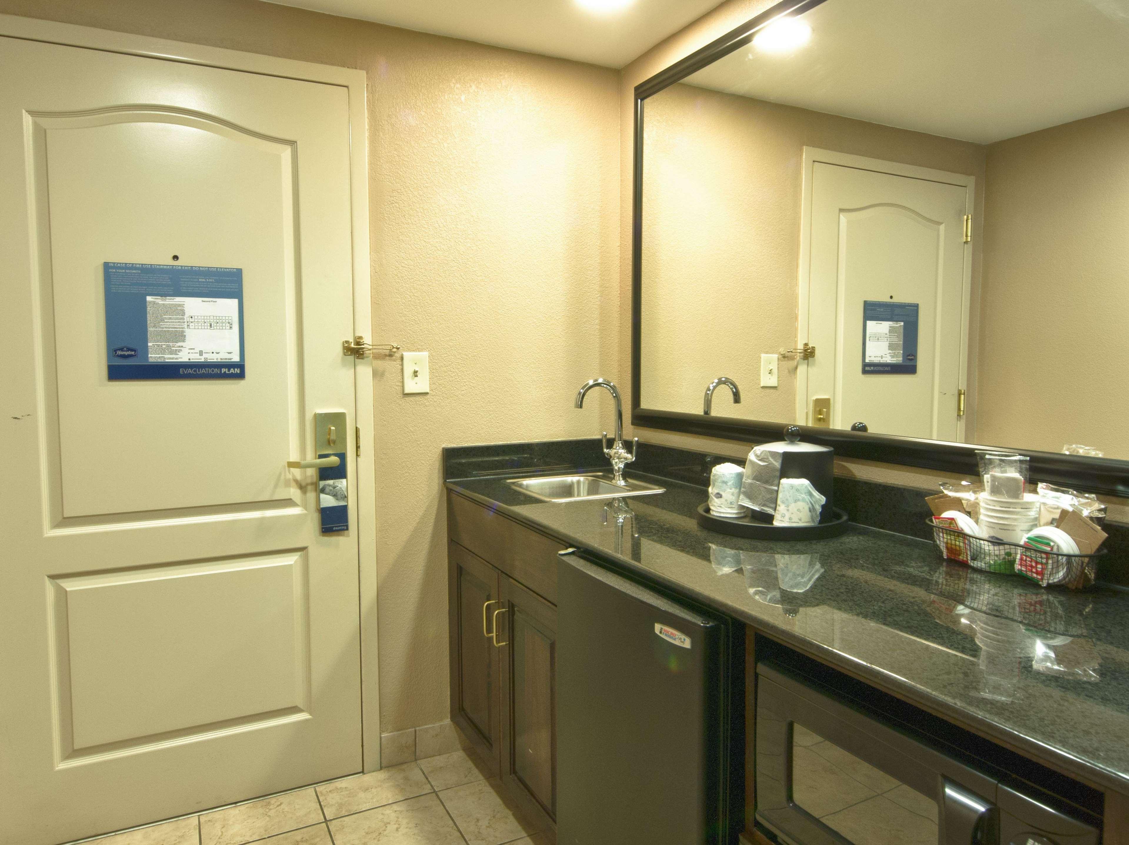 Hampton Spring Fayetteville Hotel 3*